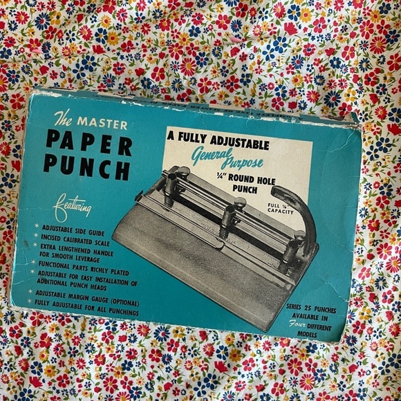 The Master Paper Punch Vintage new in box - Picture 2 of 3